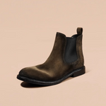 M25011 スエードチェルシーブーツ (Suede Chelsea Boots)(カーキ) Vibram®