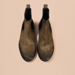 M25011 スエードチェルシーブーツ (Suede Chelsea Boots)(カーキ) Vibram®