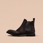 M25011 スエードチェルシーブーツ (Suede Chelsea Boots)(ブラウン) Vibram®