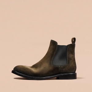 M25011 スエードチェルシーブーツ (Suede Chelsea Boots)(カーキ) Vibram®