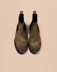 M25011 スエードチェルシーブーツ (Suede Chelsea Boots)(カーキ) Vibram®